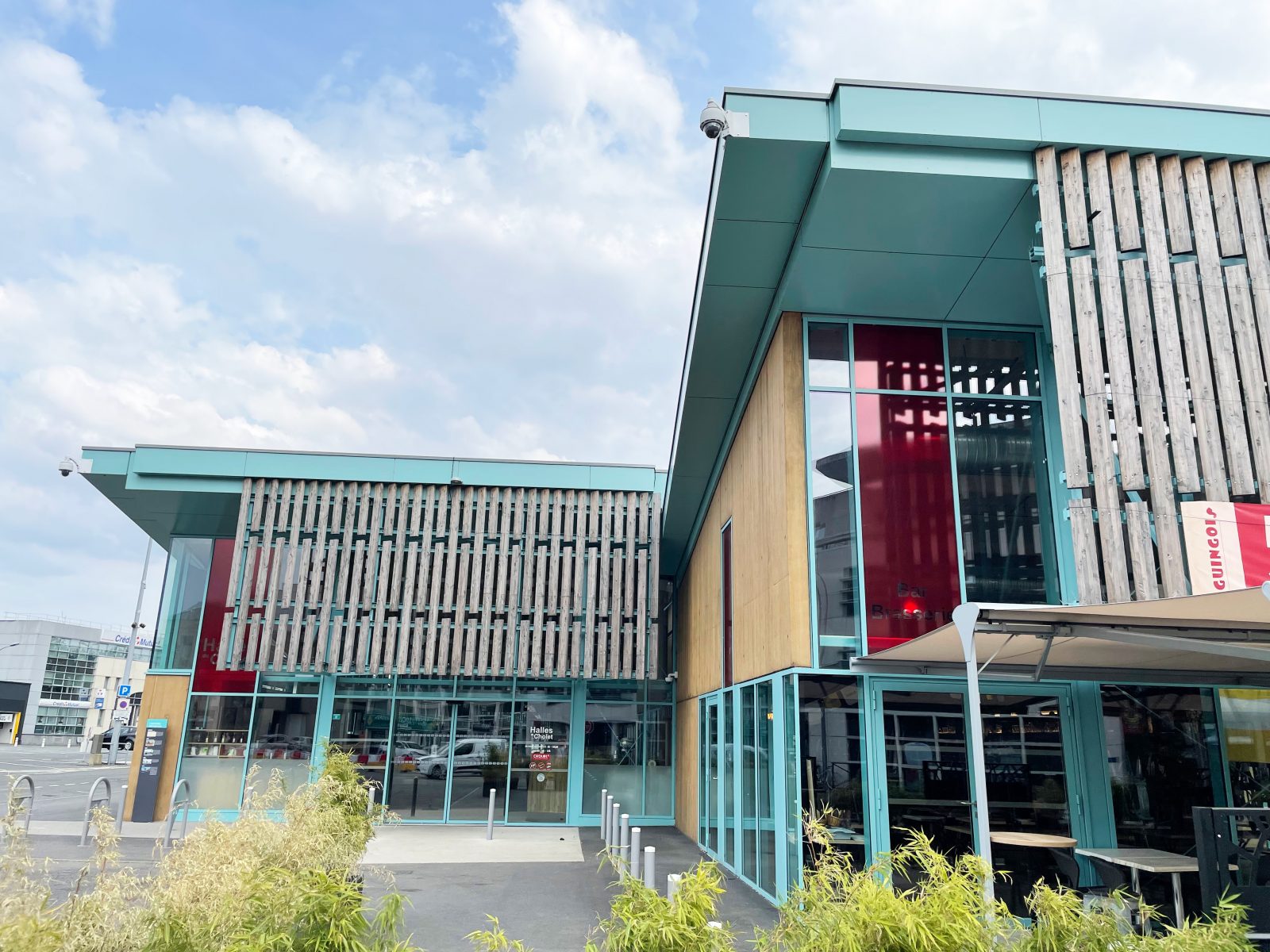 En 2019, les Halles de Cholet se sont revêtues d’un nouvel écrin en s’imposant comme le poumon commercial du cœur de ville.