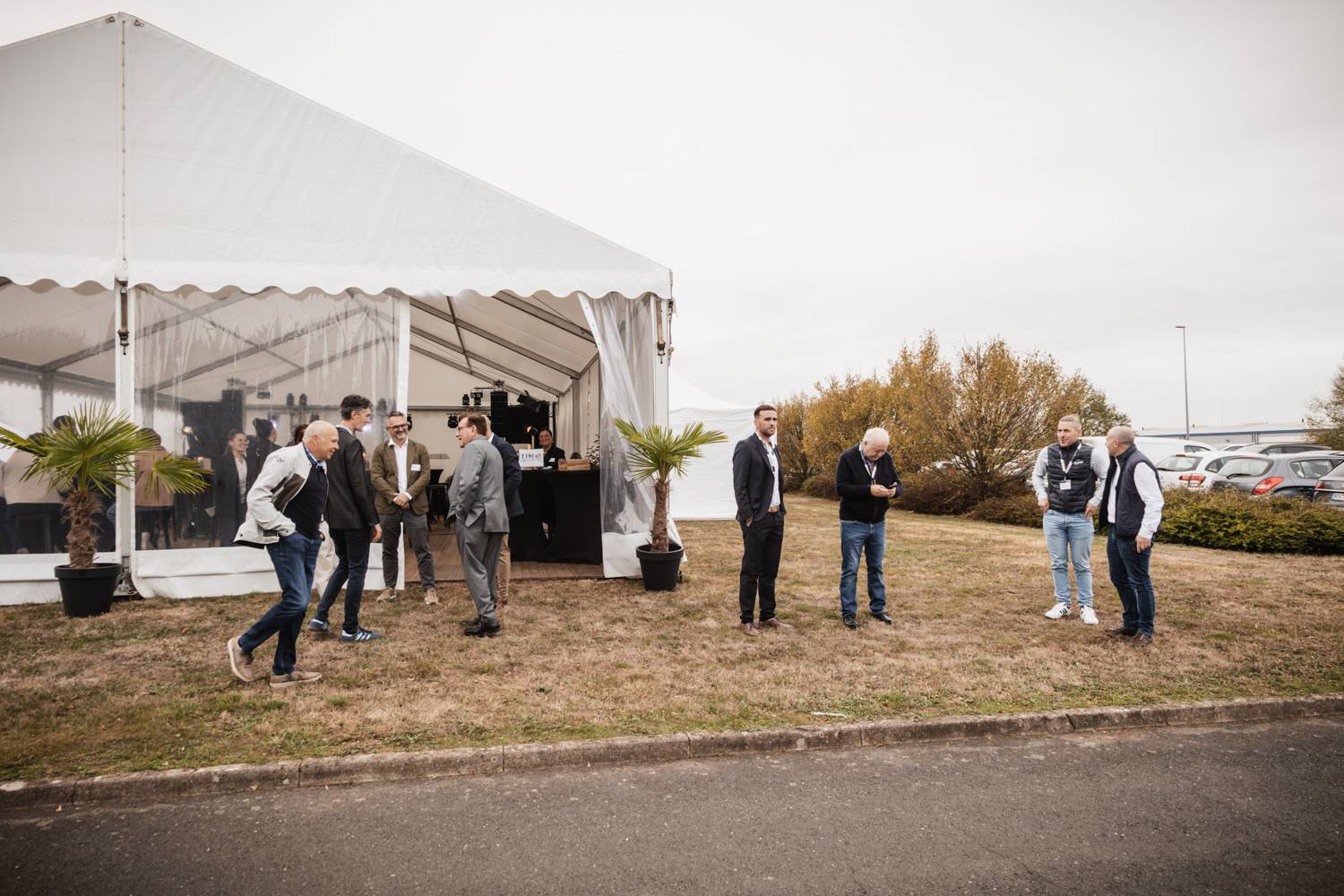 Arrivée des clients et fournisseurs sous le chapiteau d'accueil des 30 ans de TIM Composites