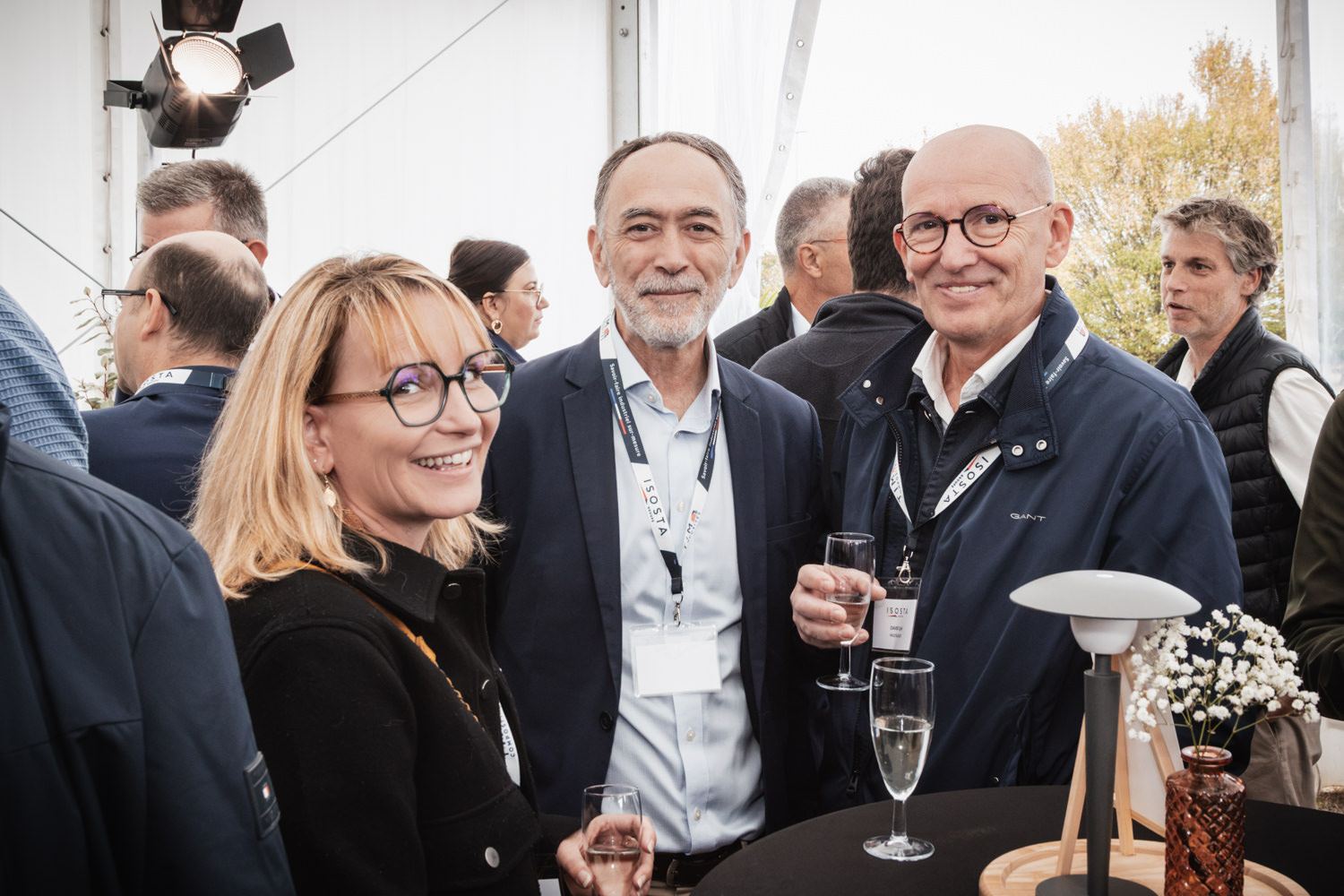 Invités réunis autour d'un verre lors du cocktail des 30 ans de TIM Composites