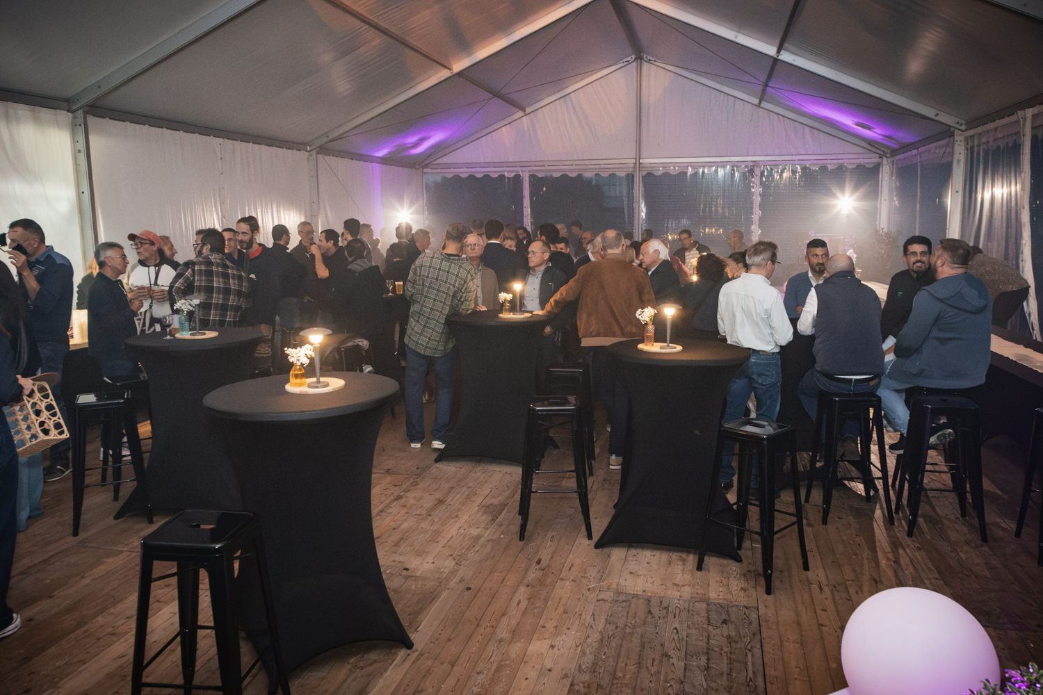 Salariés et conjoints réunis sous le chapiteau pour la soirée des 30 ans