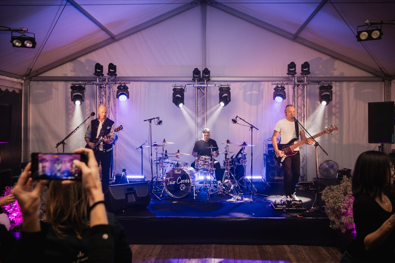Groupe en concert lors de la soirée des 30 ans de TIM Composites